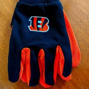 Cincinnati Bengals grippy winter gloves nwt